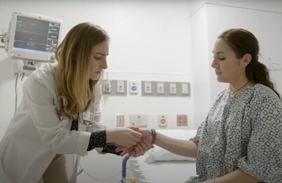 Кодирование Аквилонг в Нижнем Новгороде Врач держит пациентку за руку